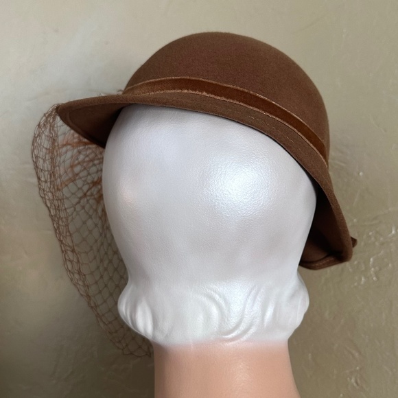 CAPTIVATING 1930s' TAN CLOCHE HAT WITH RUST OSTRICH FEATHERS + VEIL - Picture 5 of 13